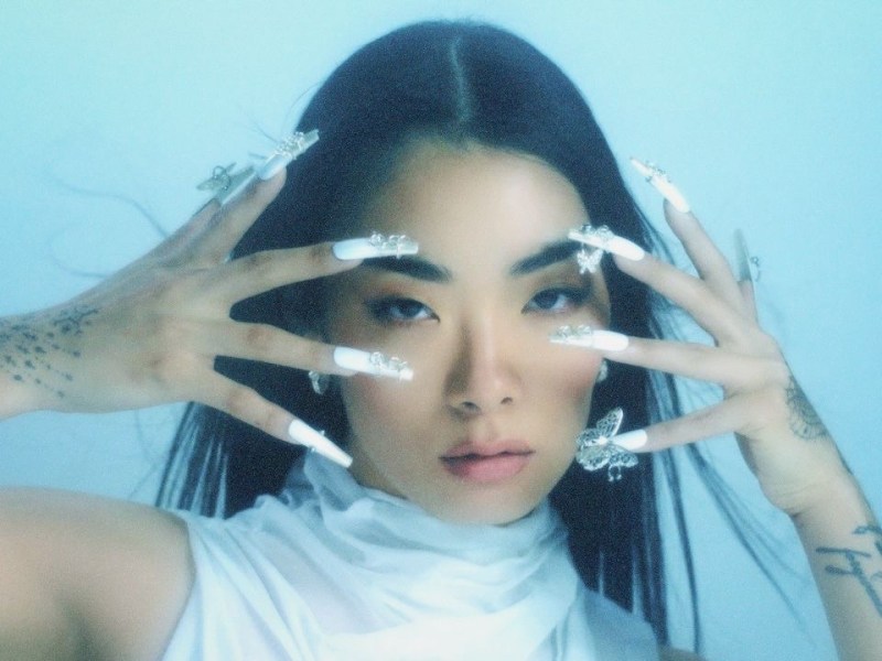 Do pop ao R&B e metal, dos protestos contra a xenofobia, opressão cristã e neonazismo: quem é Rina&nbsp;Sawayama?